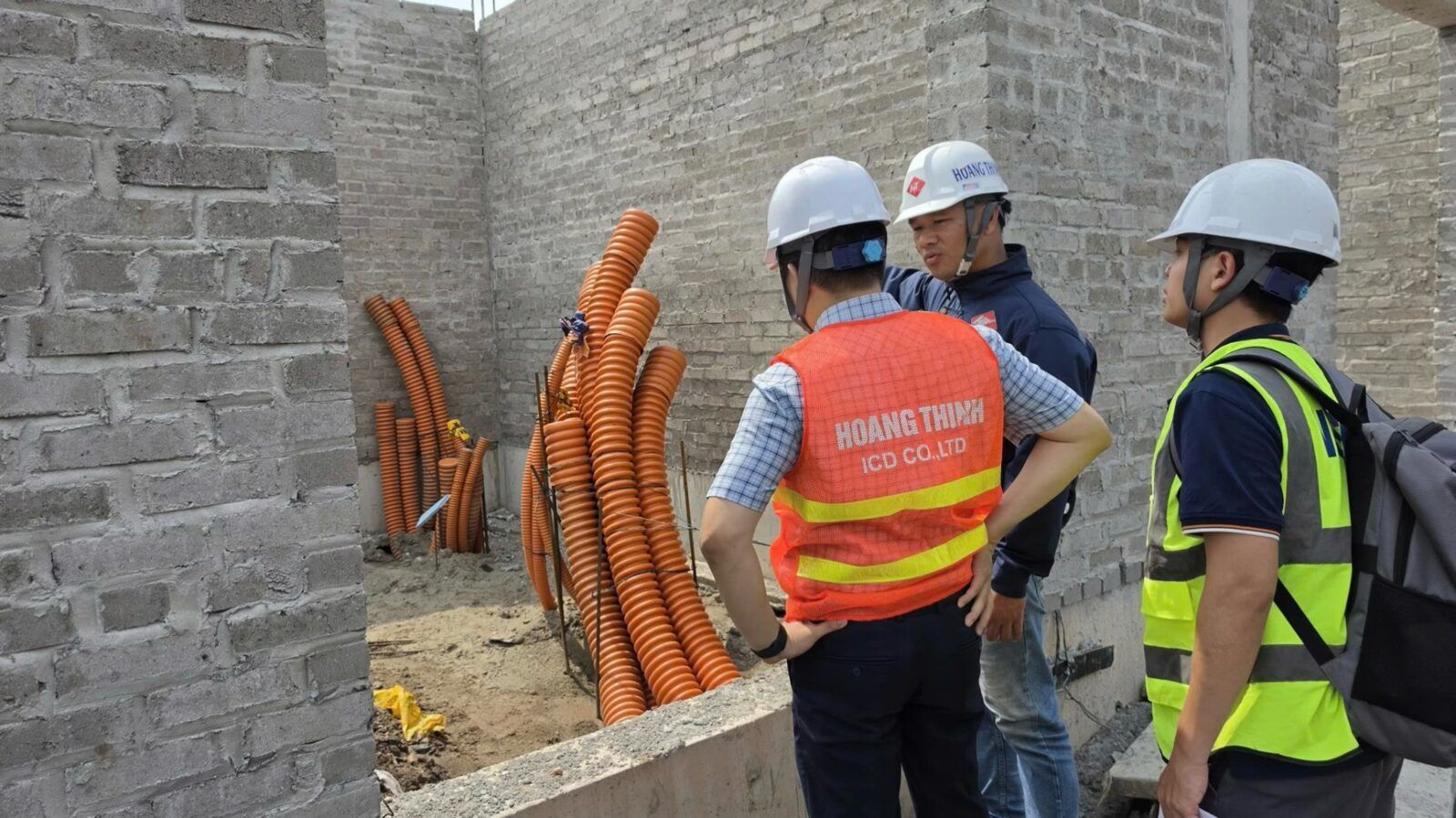 Đội khảo sát kiểm tra ống luồn dây chờ sẵn tại công trường