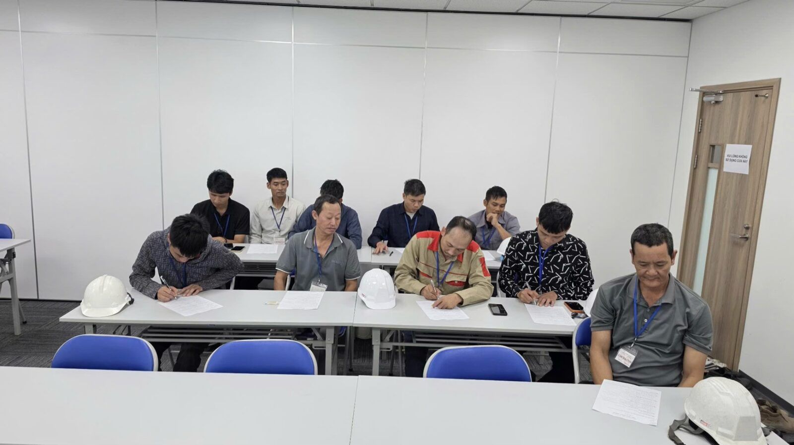 Học viên làm bài kiểm tra an toàn lao động trong phòng học