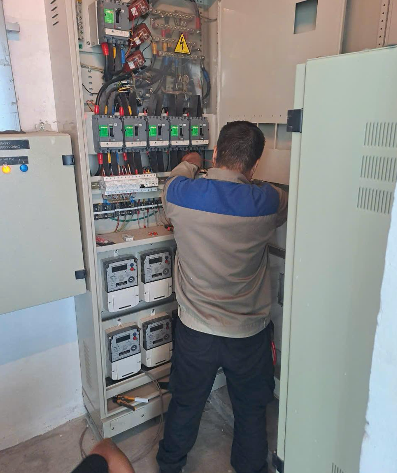 Lắp đặt tủ điện và đấu nối thi công