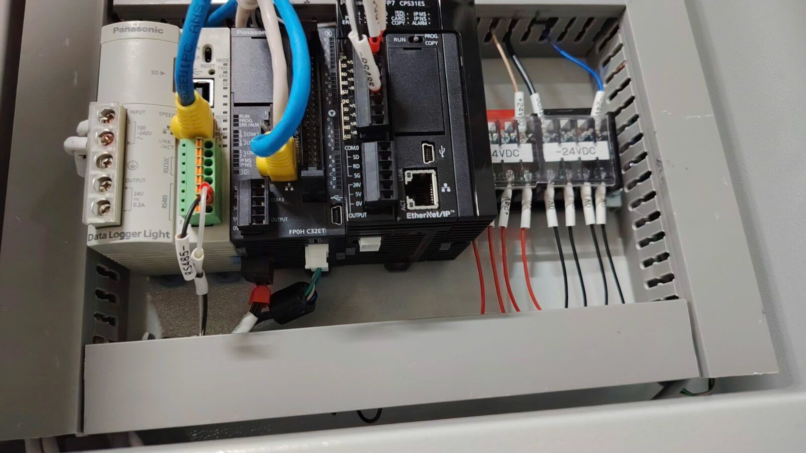 PLC, bộ ghi dữ liệu và cầu đấu 24VDC đã đấu nối trong tủ điện, dây đánh nhãn RS485